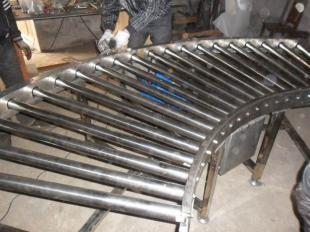 不锈钢90度转弯双链轮滚筒输送机 高效传动与灵活转向的工业利器